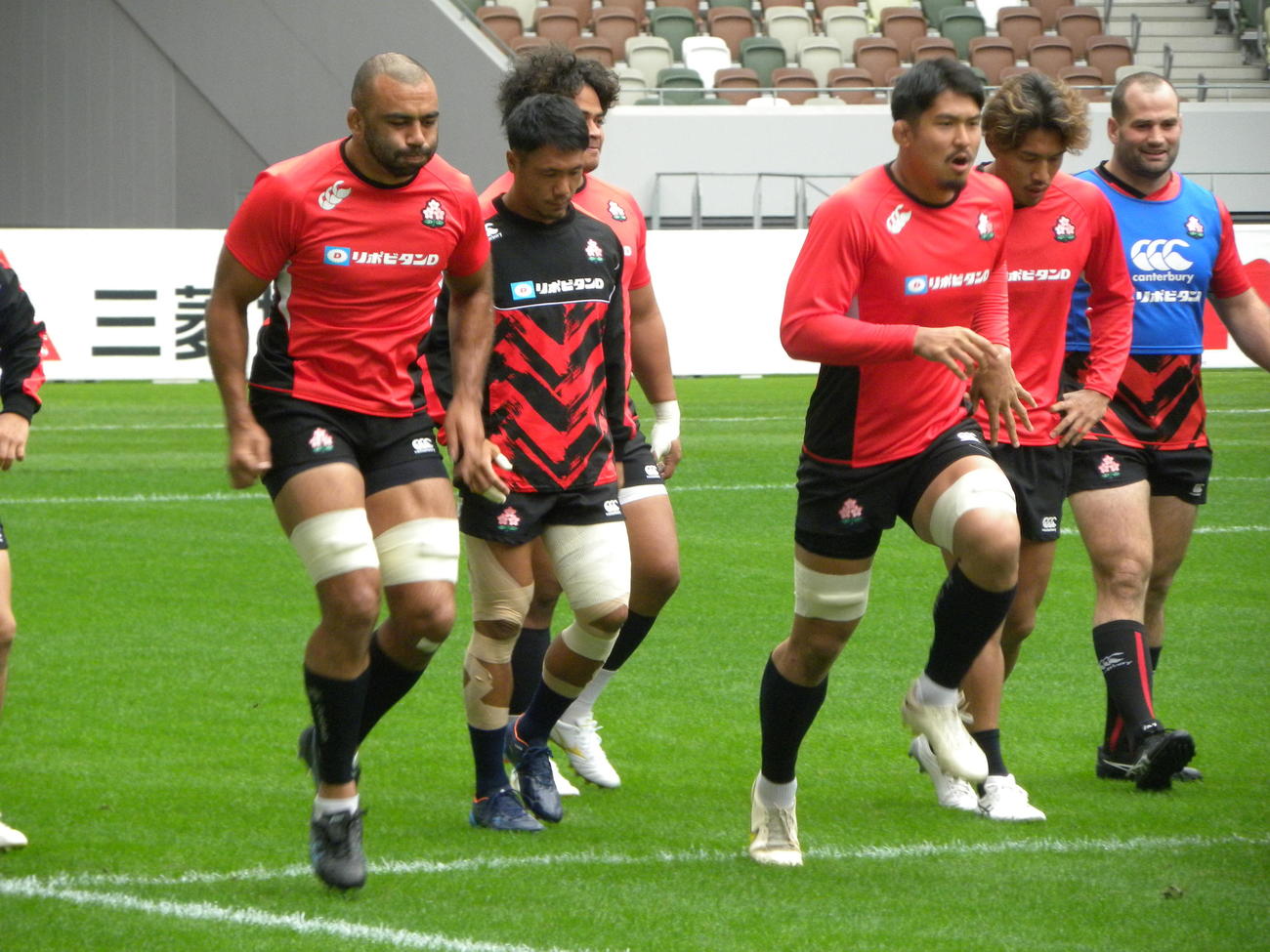 ニュージーランド戦前日練習で走りだす日本代表のリーチ・マイケル（左）（撮影・松本航）
