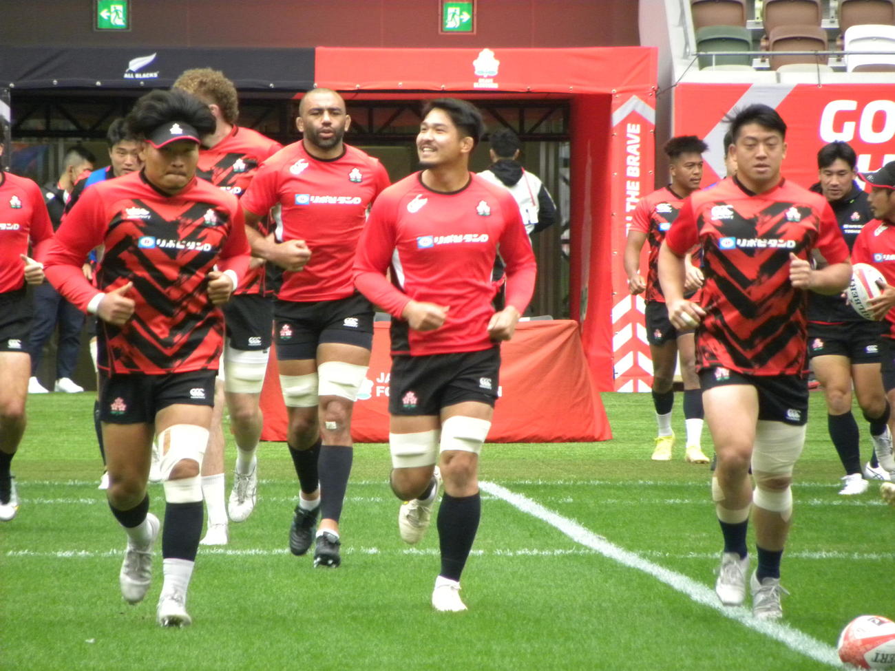 ニュージーランド戦前日練習で国立競技場に入る日本代表の稲垣啓太（前列左）、姫野和樹（同中央）、坂手淳史（同右）、リーチ・マイケル（2列目）ら（撮影・松本航）