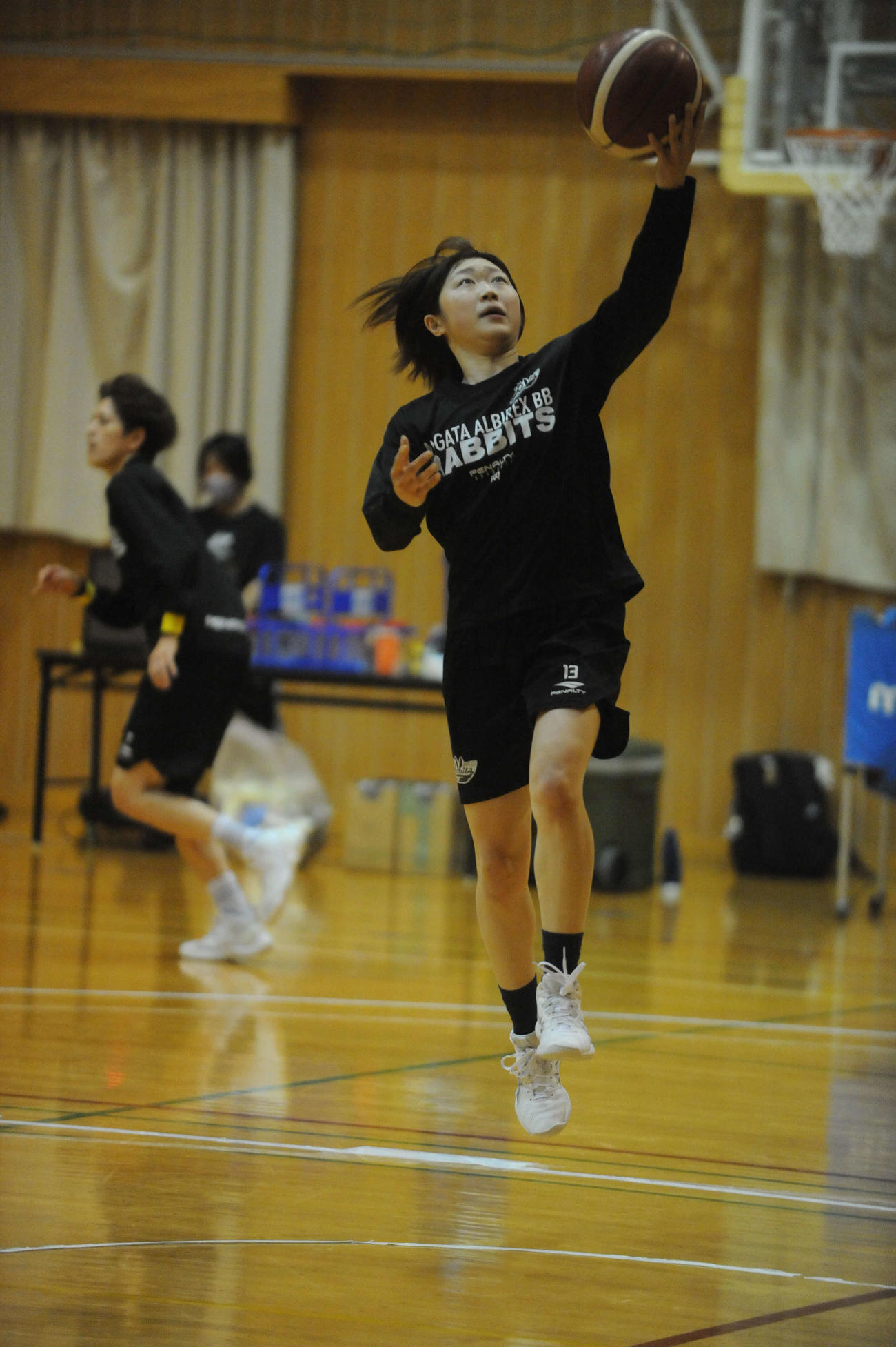 練習でレイアップシュートを放つ陽本