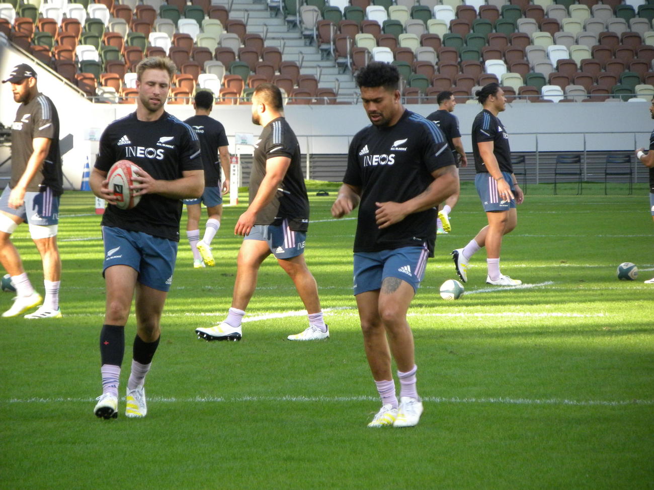 日本戦前日練習で汗を流すニュージーランド「オールブラックス」の選手たち（撮影・松本航）