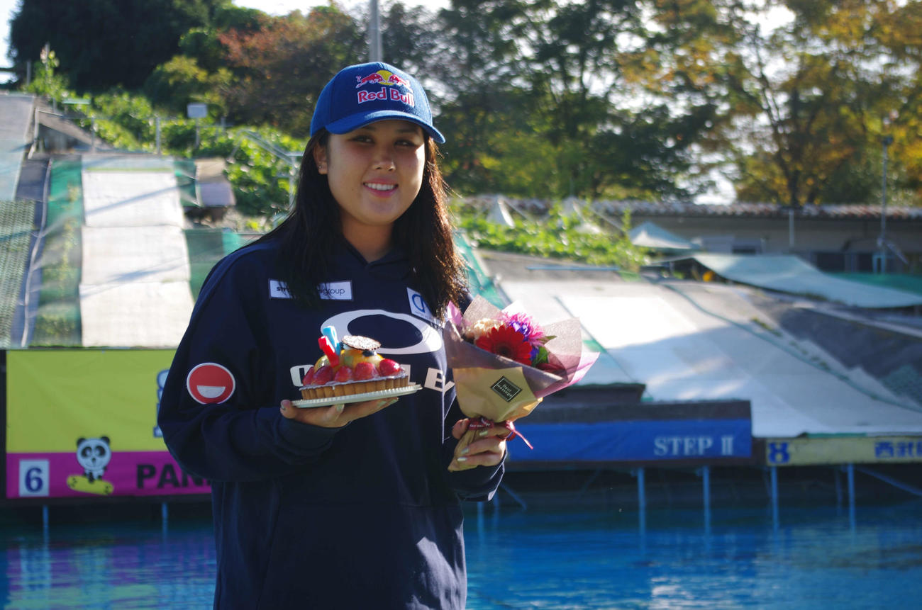 約2週間遅れの誕生ケーキをプレゼントされて笑顔をみせるフリースタイルスキー女子モーグルの川村あんり（撮影・奥岡幹浩）