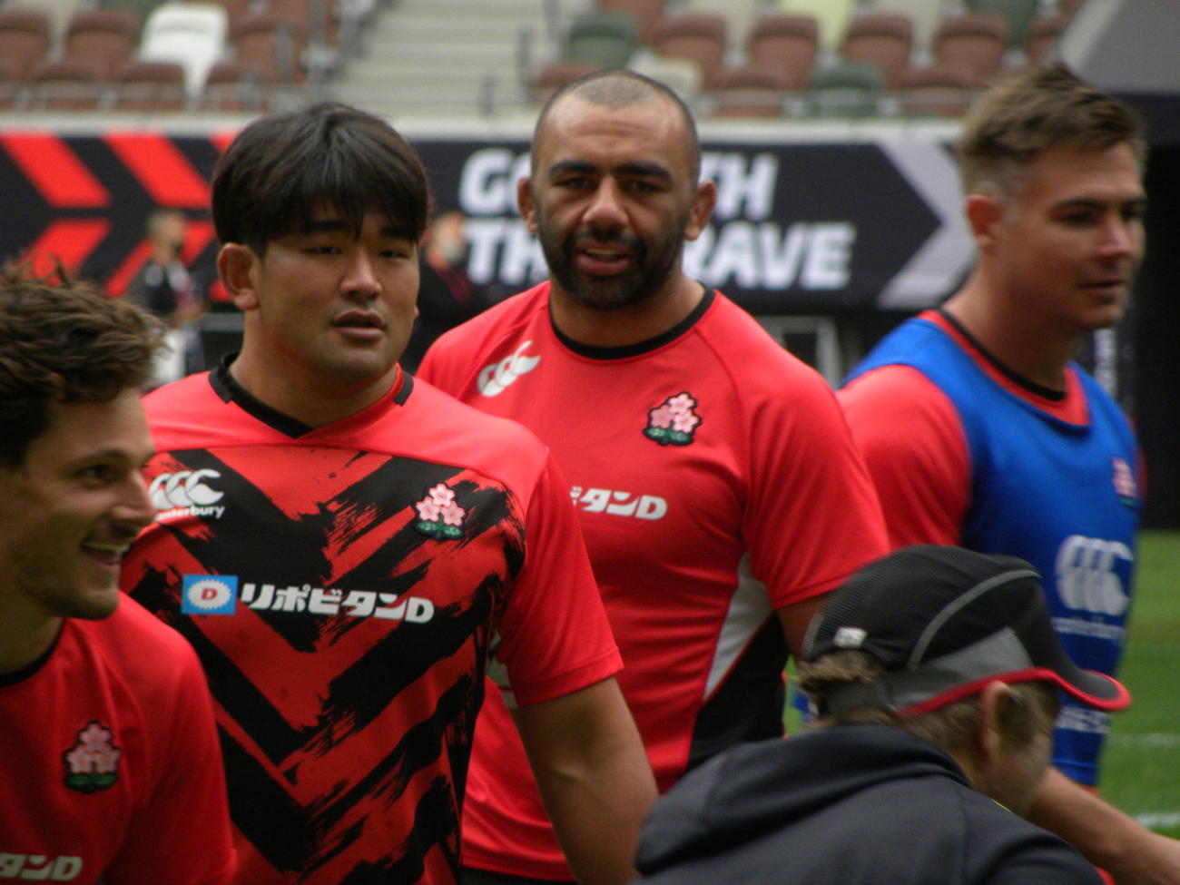 ニュージーランド戦前日練習で真剣な表情を見せる日本代表のリーチ・マイケル（右から2人目）（撮影・松本航）