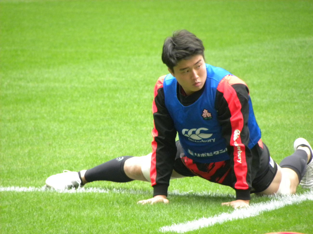 ニュージーランド戦前日練習でストレッチする日本代表の下川（撮影・松本航）