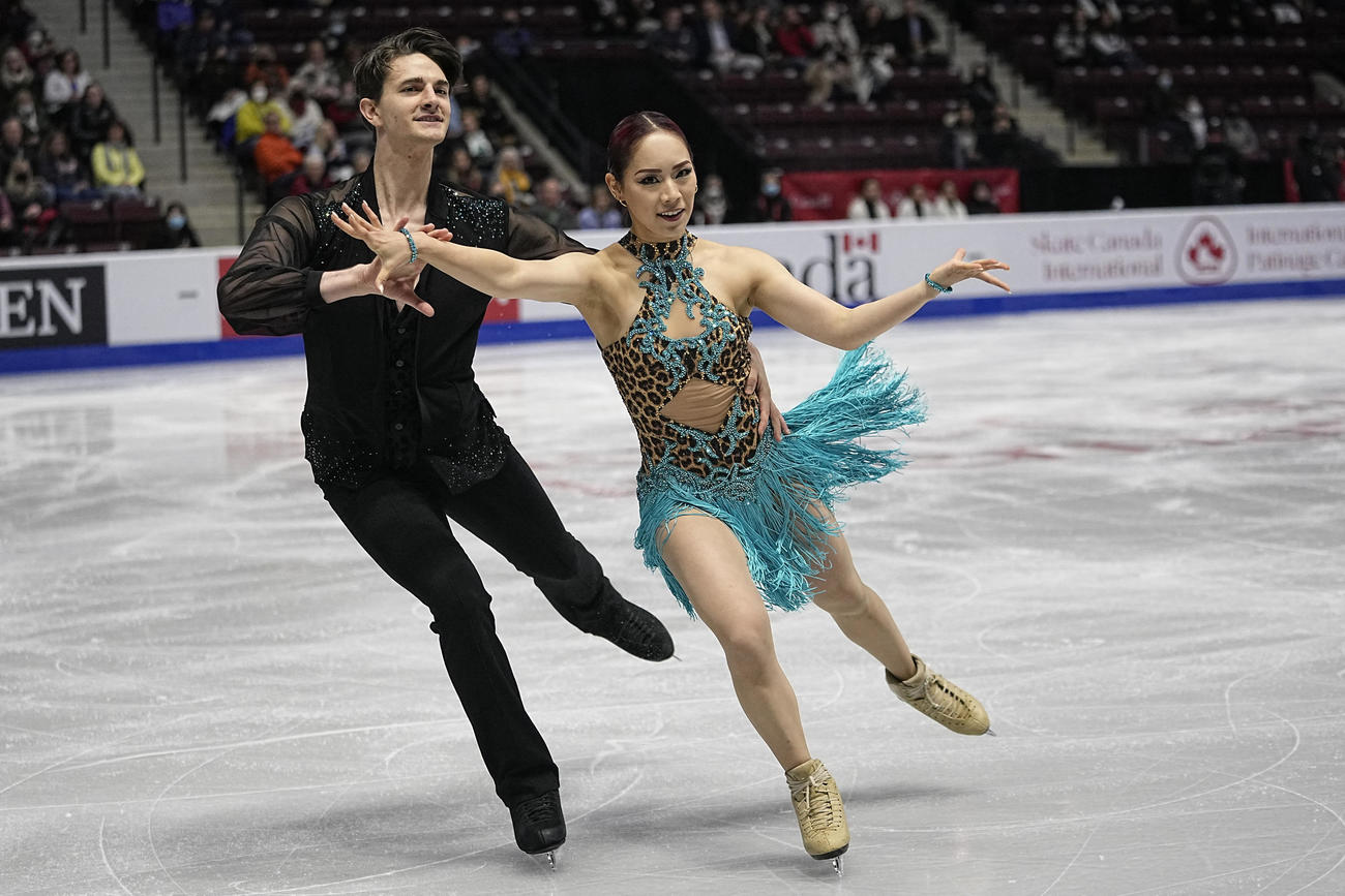 グランプリ（GP）シリーズ第2戦スケートカナダ　アイスダンス・リズムダンス（RD）　演技する小松原美里＆尊組（USA TODAY＝ロイター）