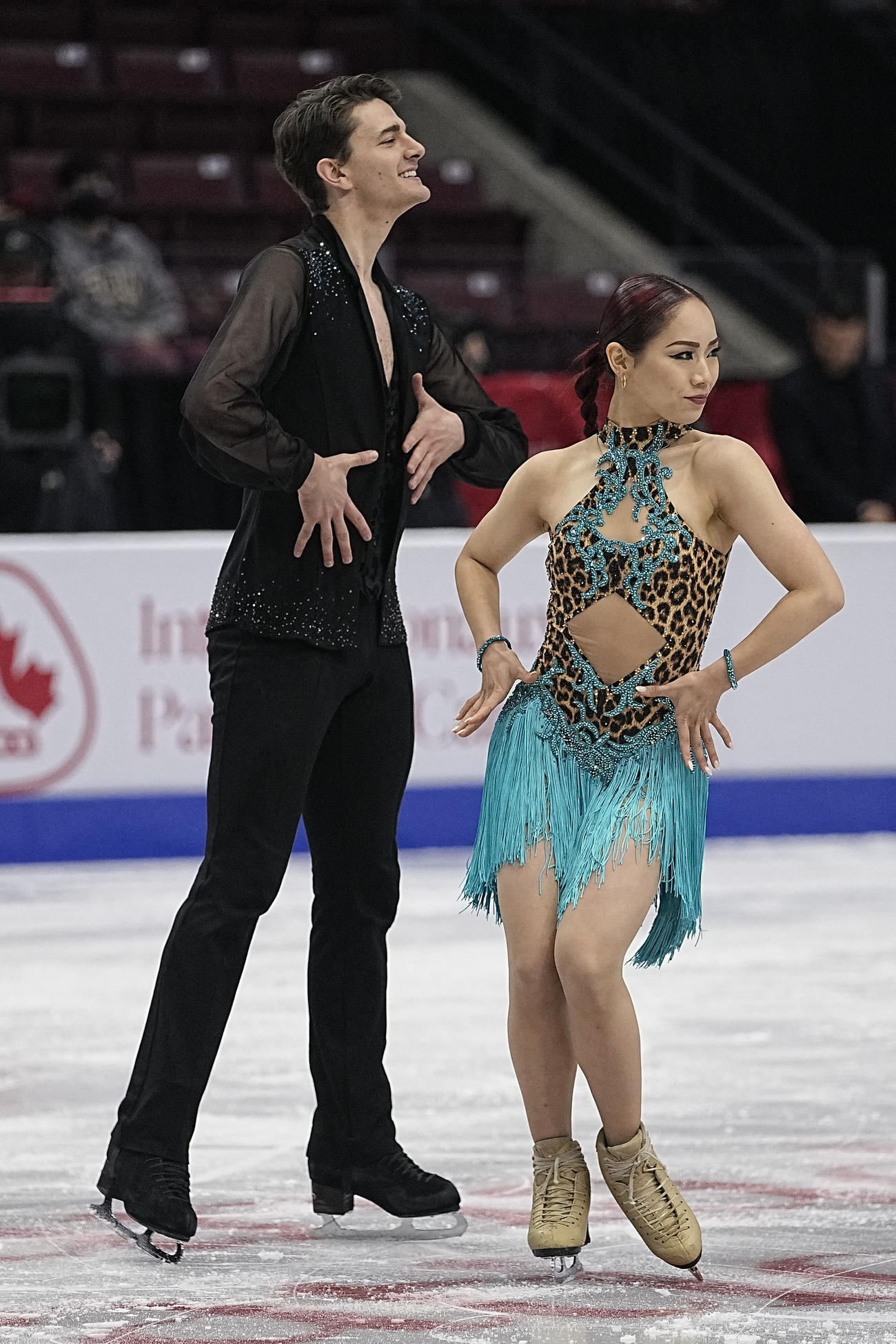 グランプリ（GP）シリーズ第2戦スケートカナダ　アイスダンス・リズムダンス（RD）　演技する小松原美里＆尊組（USA TODAY＝ロイター）