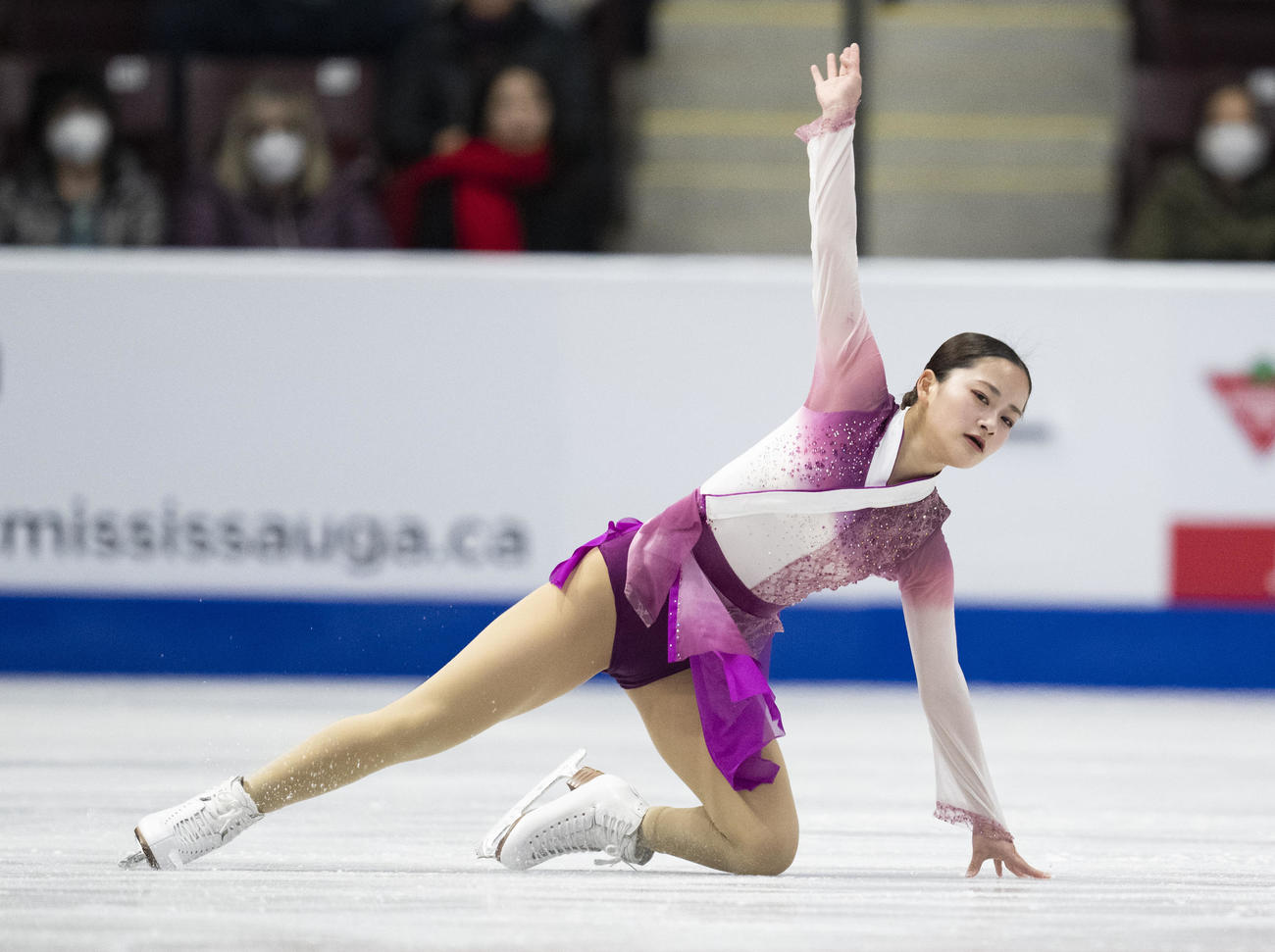 グランプリ（GP）シリーズ第2戦スケートカナダ　女子フリー　演技する渡辺倫果（AP）