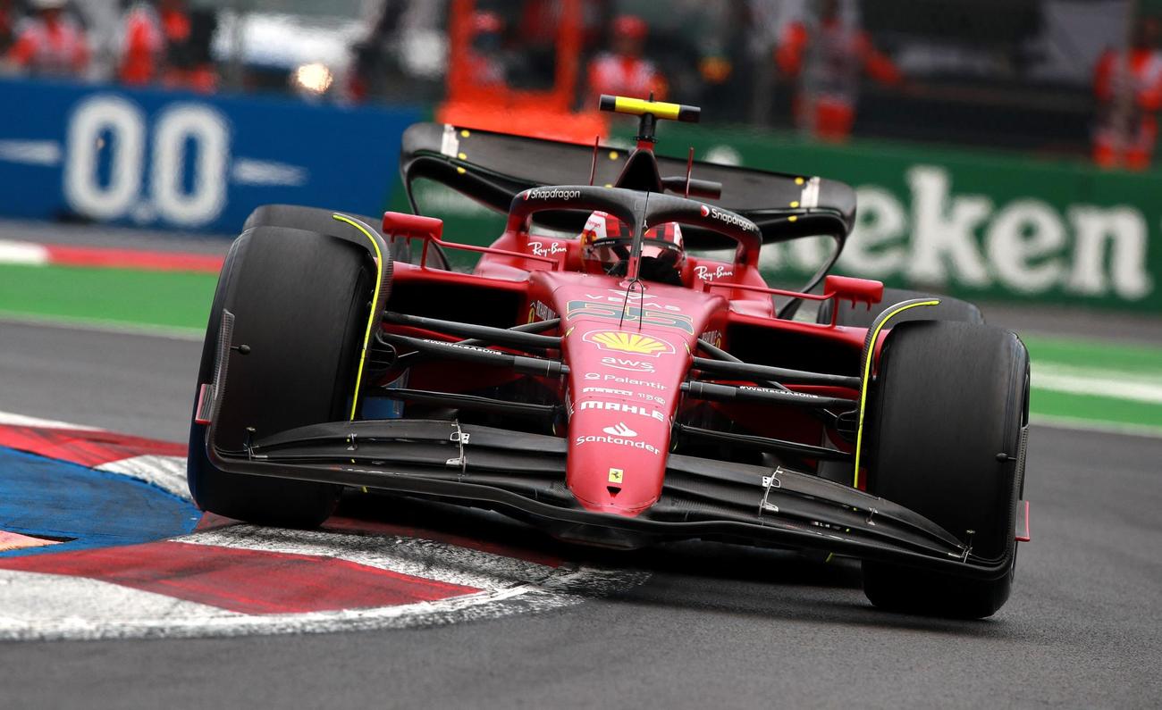 F1第20戦メキシコシティーGP　フリー走行を行うフェラーリ・サインツ（ロイター）