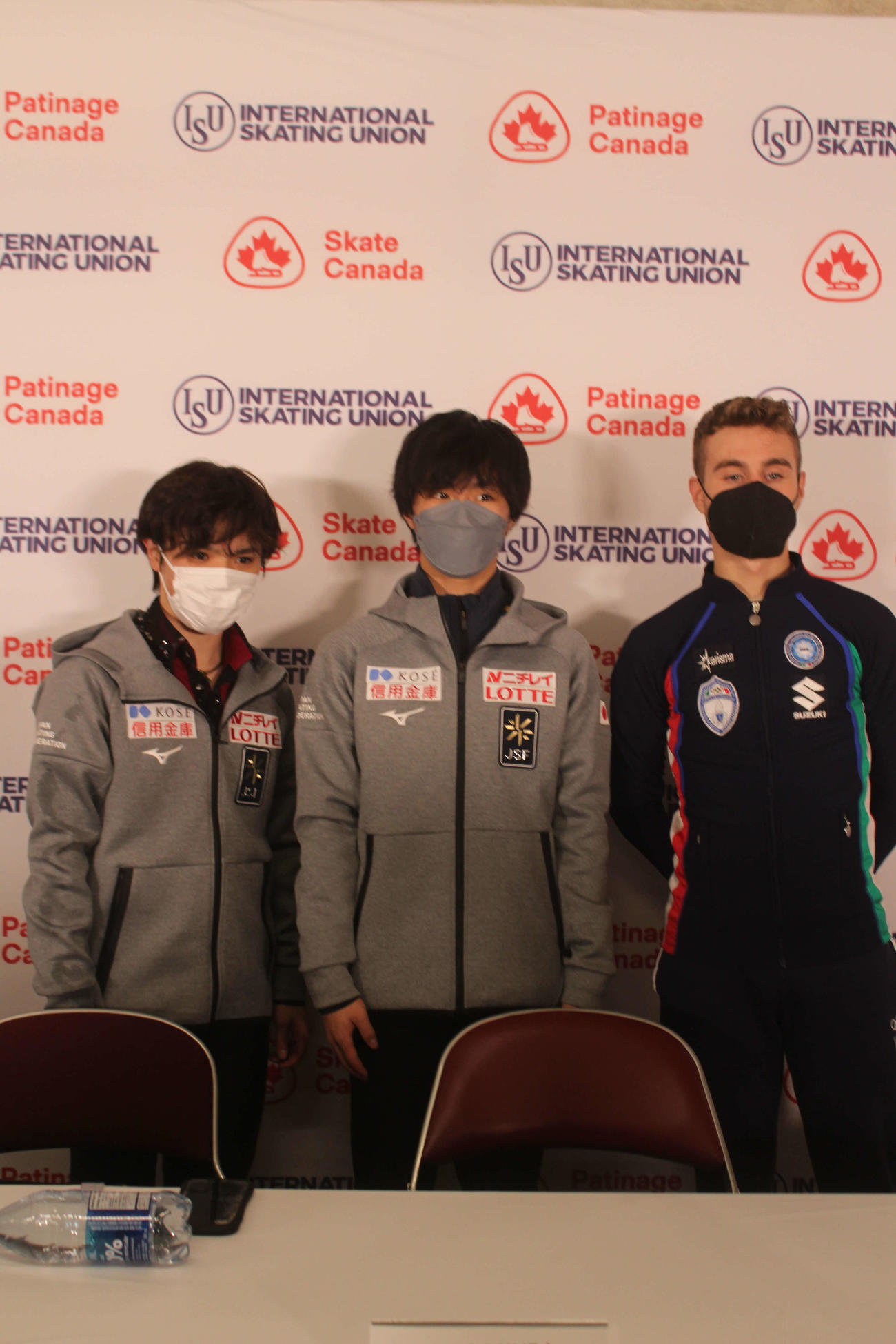 会見前に記念撮影する宇野、三浦、リッツォ（左から）