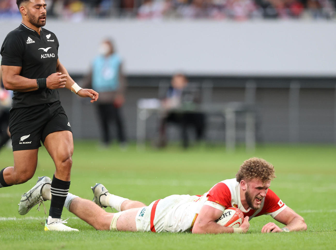 日本対ニュージーランド　後半、トライを決めるロックのディアンズ（右）（撮影・狩俣裕三）