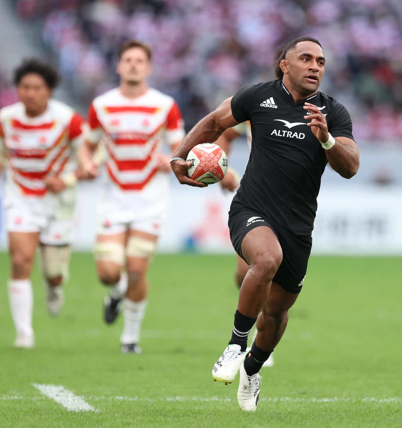 日本対ニュージーランド　前半、抜け出しトライを決めるWTBクラーク（撮影・狩俣裕三）