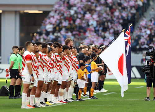 日本対ニュージーランド　試合前、君が代斉唱をする日本代表の選手たち（撮影・狩俣裕三）