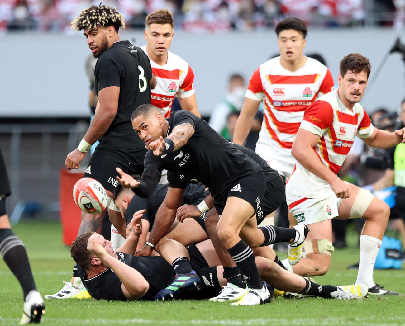 日本対ニュージーランド　後半、パスを出すSHスミス（撮影・狩俣裕三）