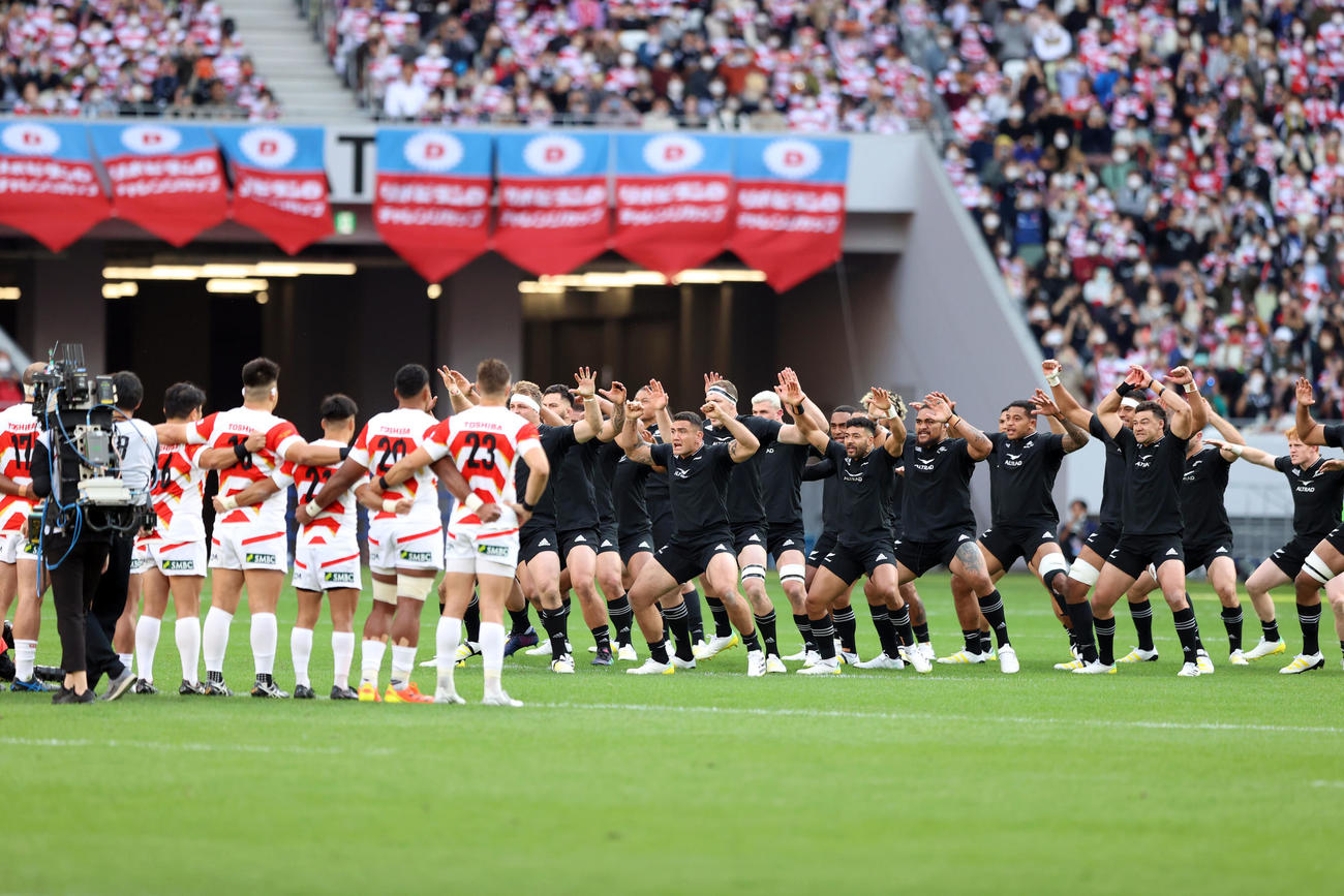 日本対ニュージーランド　試合前、日本代表の選手たちの目の前でハカを披露するニュージーランド代表の選手たち（撮影・狩俣裕三）