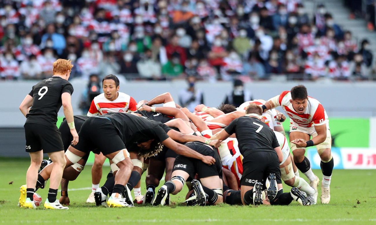日本対ニュージーランド　後半、相手ボールのスクラムで押し込む日本代表の選手たち（撮影・狩俣裕三）