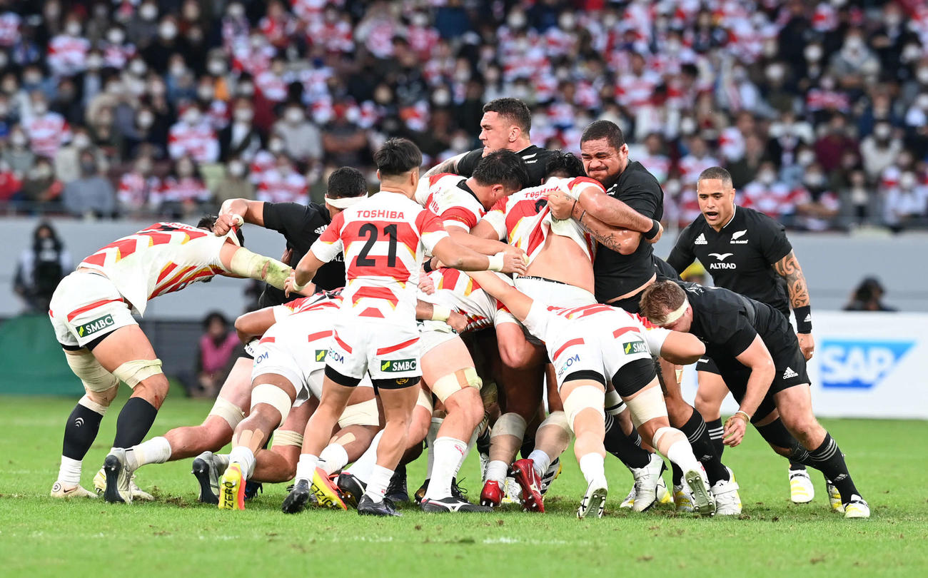 日本対ニュージーランド　後半、スクラムで押し込もうとするニュージーランド（後方）を食い止める日本の選手たち（撮影・山崎安昭）