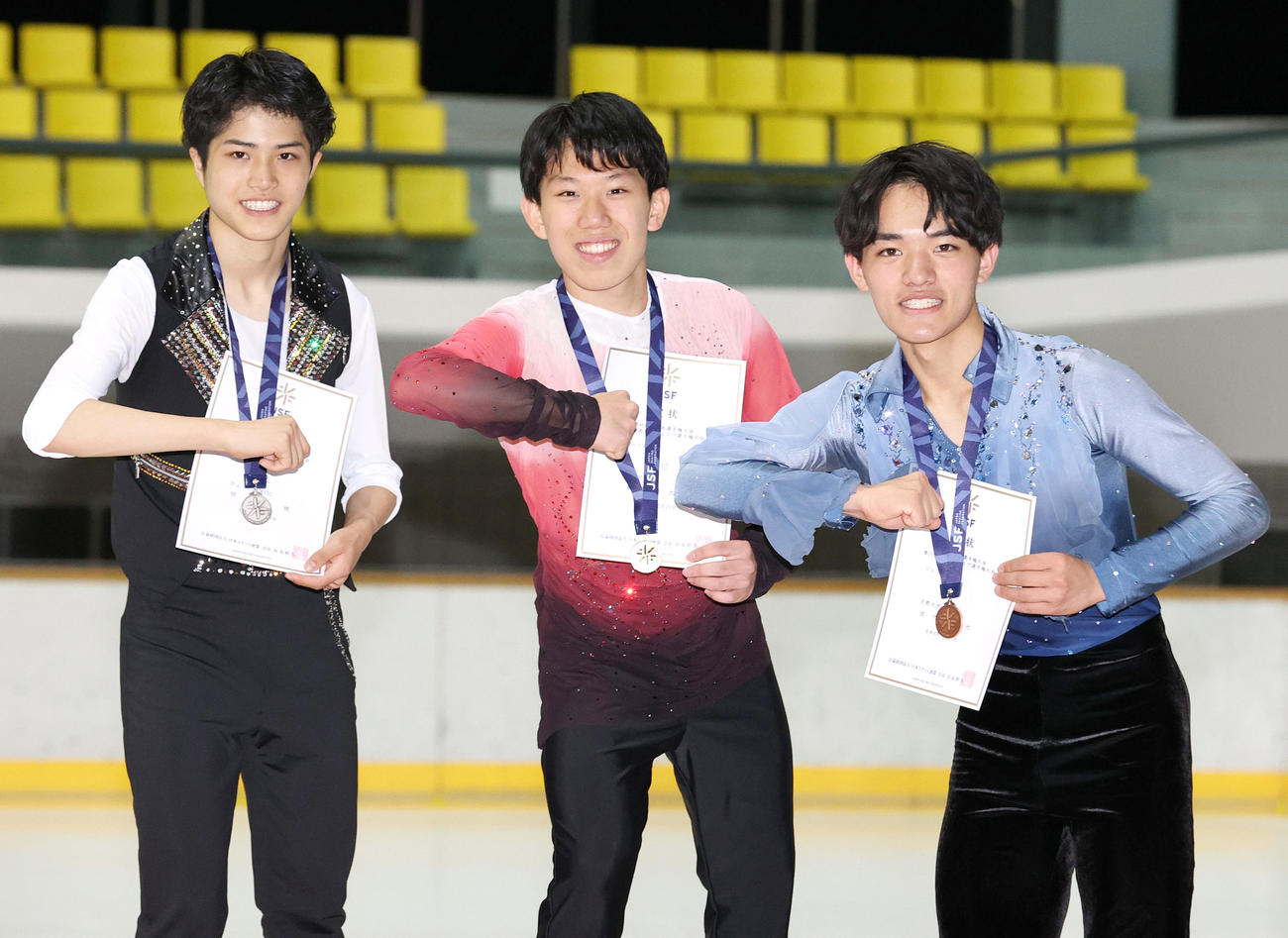 フォトセッションで笑顔でポーズを決める（左から）2位の垣内、優勝した朝賀、3位の佐々木（撮影・上山淳一）