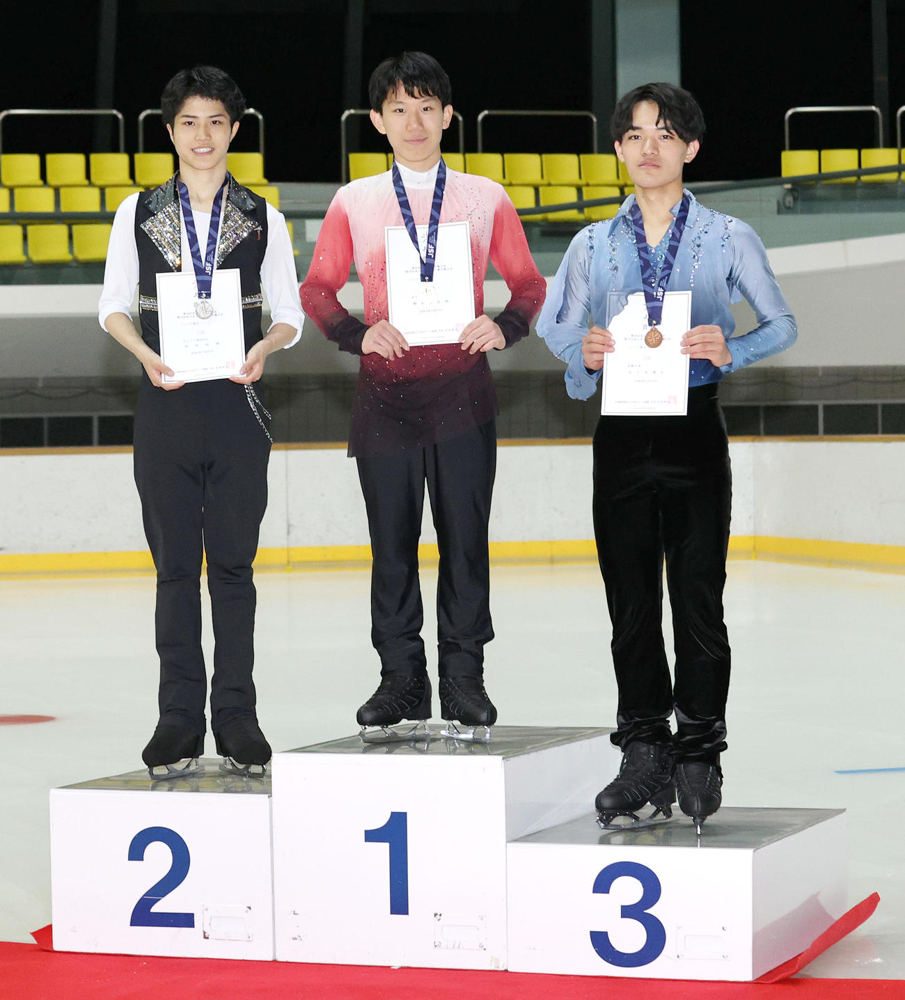 西日本選手権で優勝した朝賀（中央）。左は2位の垣内。右は3位の佐々木（撮影・上山淳一）