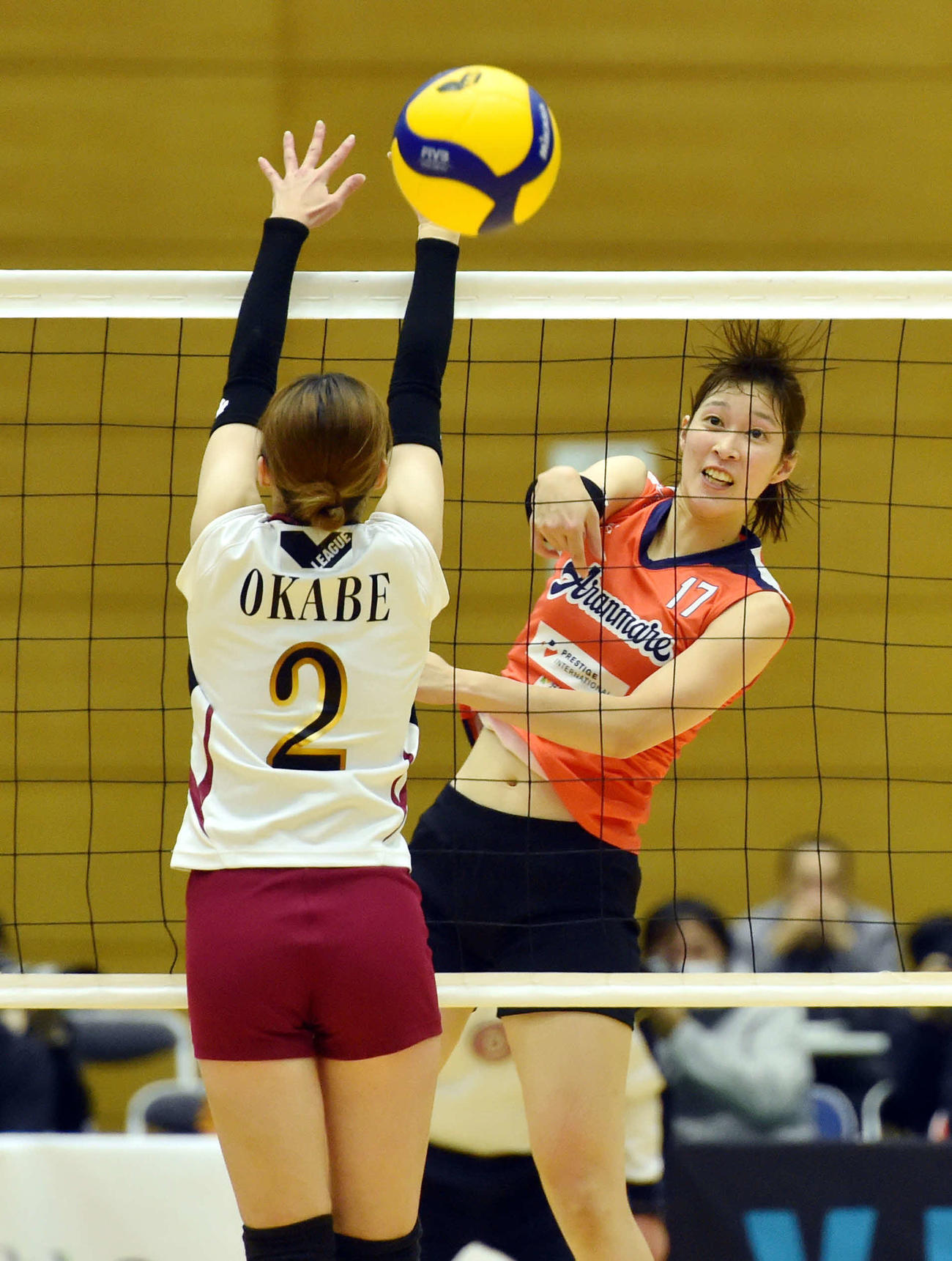 第5セット、スパイクを打つ有村