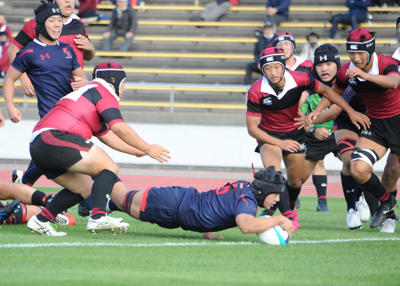 後半13分、開志国際の小島がトライを決めて10－10。ゴールも成功し、12－10と勝ち越し