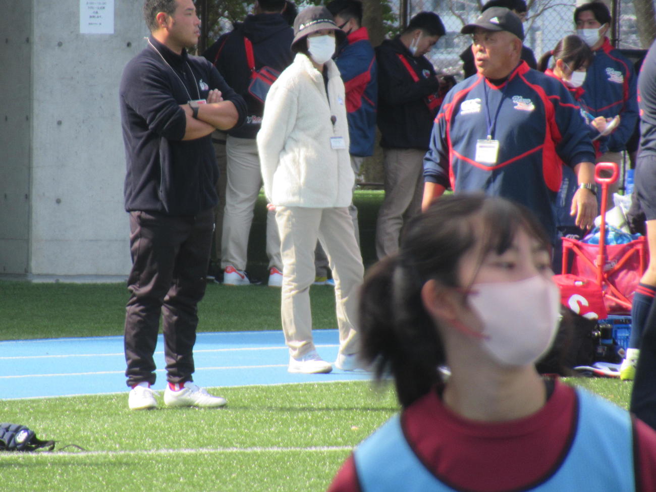 初めて指揮を執った常翔学園ラグビー部の女性監督、平池氏（左から2人目）（撮影・実藤健一）