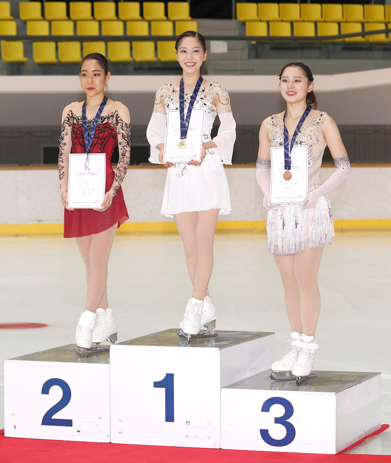 西日本選手権で優勝した吉田（中央）。左は2位の三原。右は3位の三宅（撮影・上山淳一）