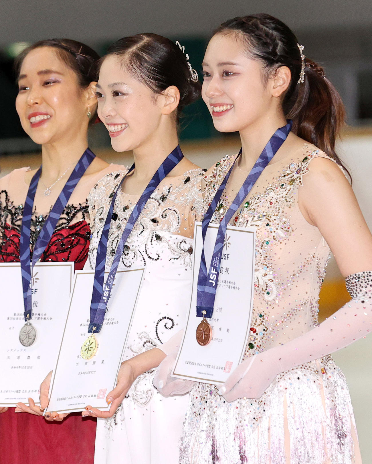 西日本選手権の表彰式で笑顔を見せる優勝の吉田（中央）。左は2位の三原。右は3位の三宅（撮影・上山淳一）