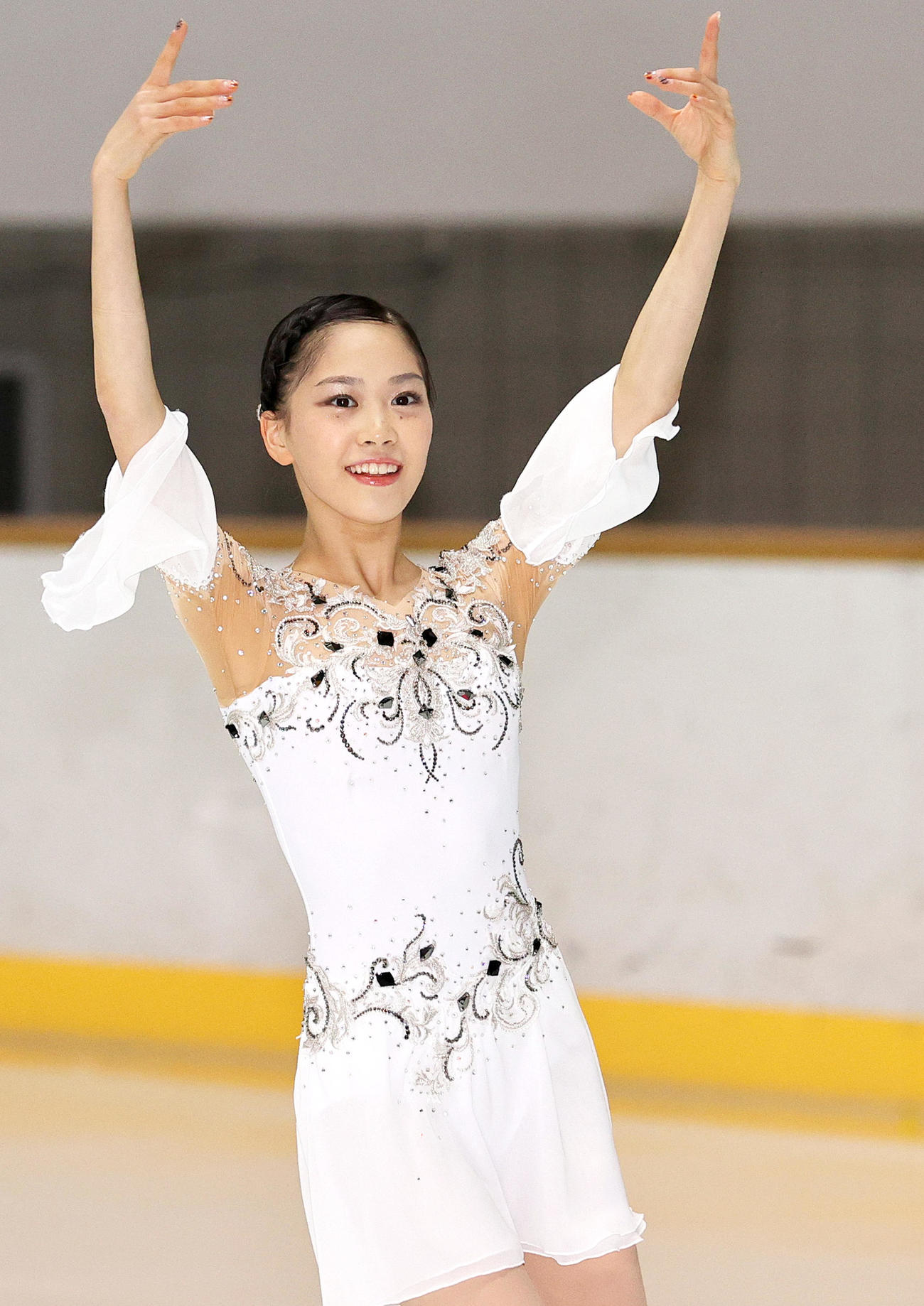 西日本選手権で優勝し、笑顔で表彰台に向かう吉田（撮影・上山淳一）