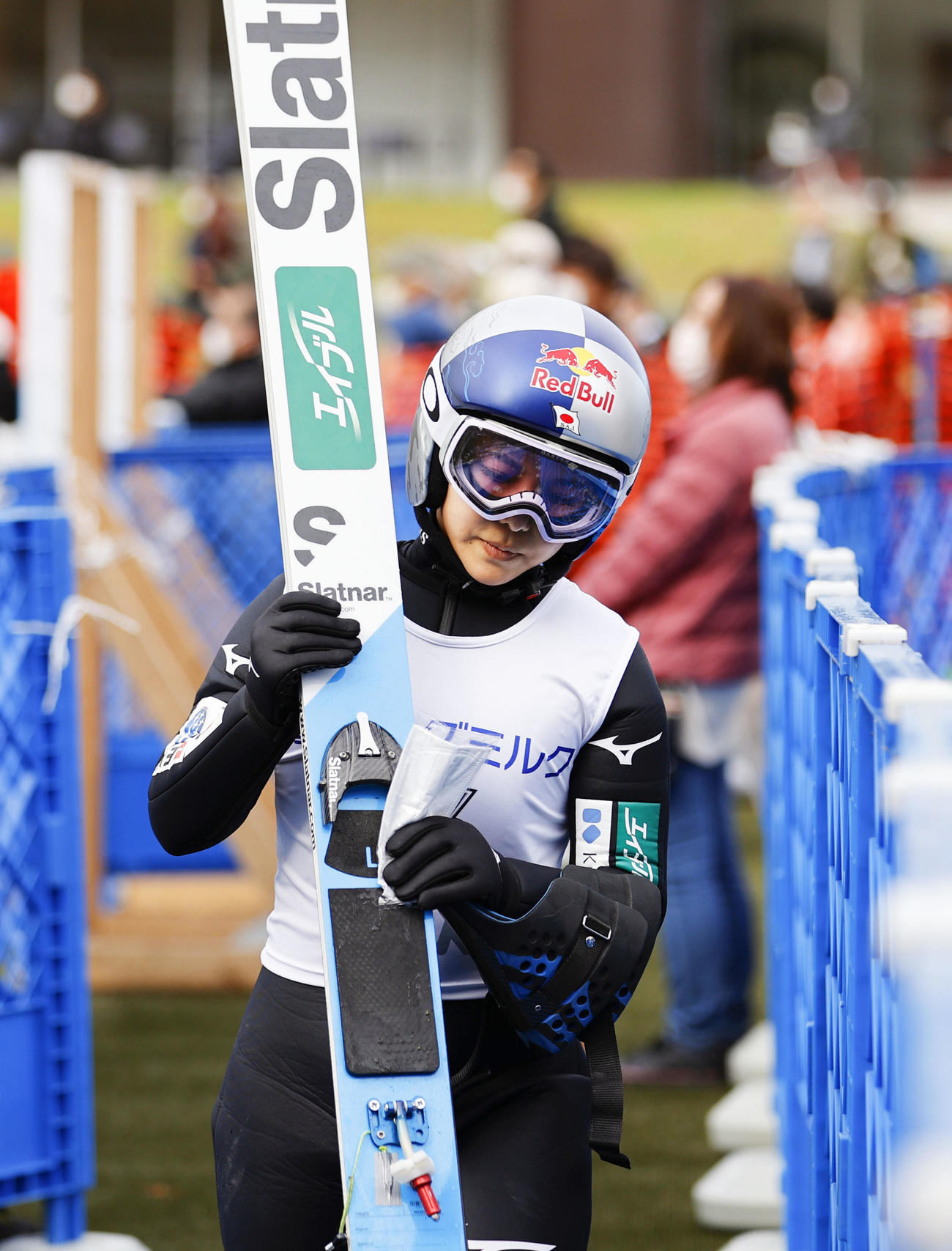試技を終え、引き揚げる高梨沙羅。着地で左足首を痛めNHK杯を欠場した（共同）