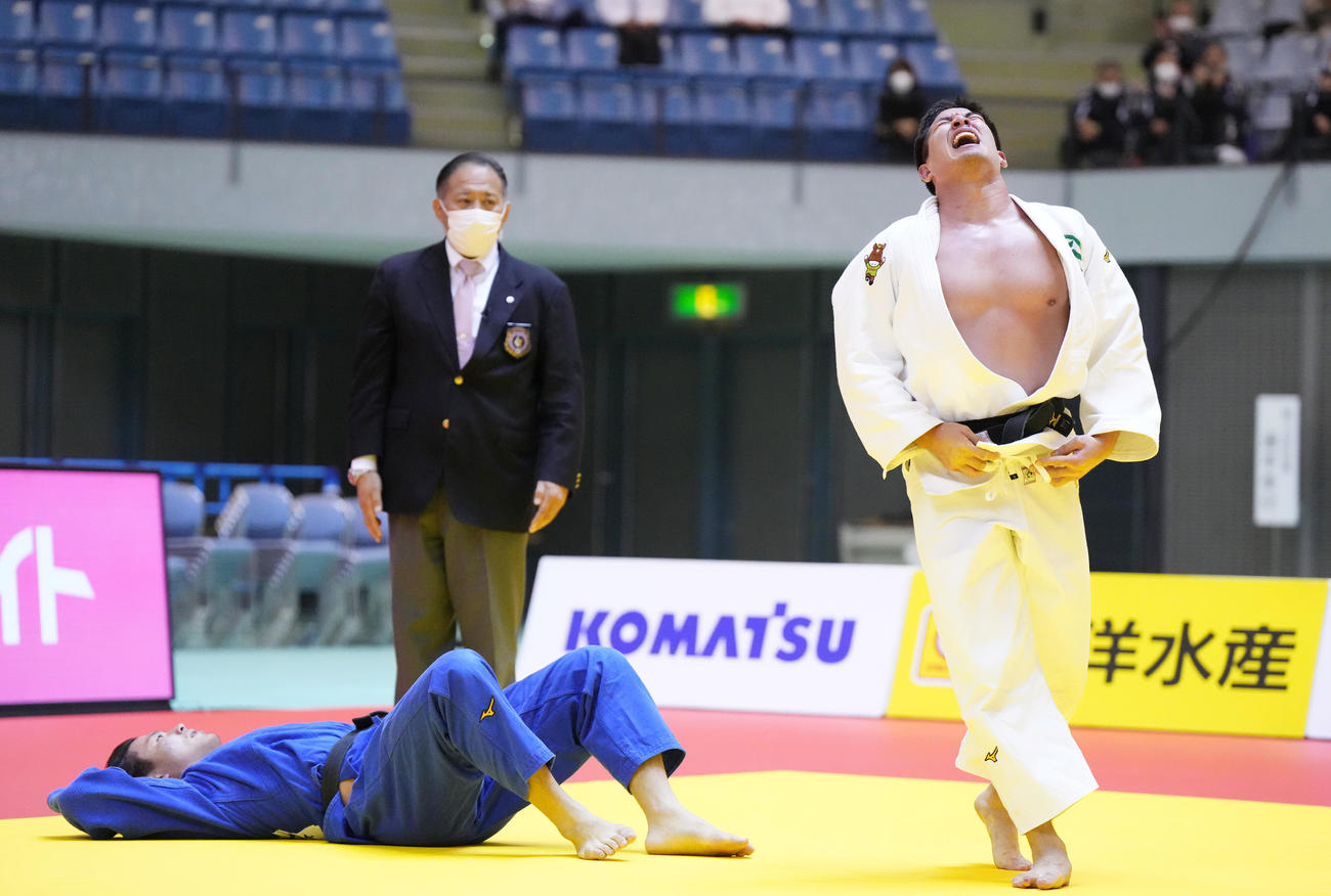 90キロ級決勝で向（左）に勝利し、声を上げるベイカー（撮影・菅敏）
