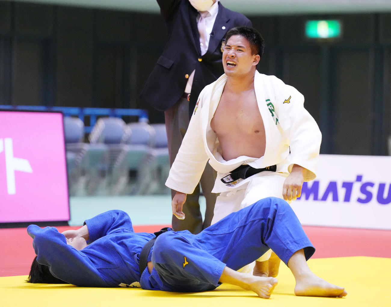 90キロ級決勝で向（下）に勝利するベイカー（撮影・菅敏）