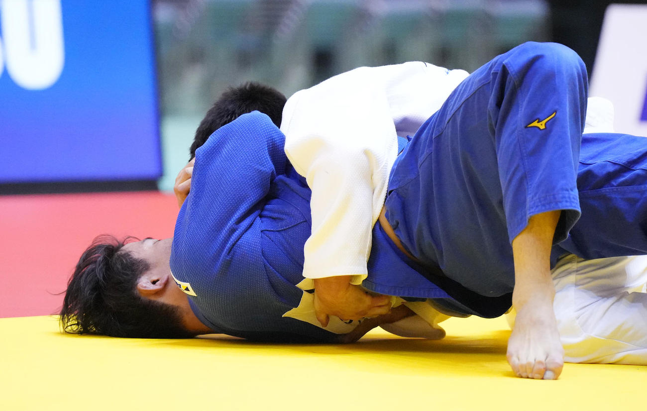 90キロ級決勝で向（下）に勝利するベイカー（撮影・菅敏）
