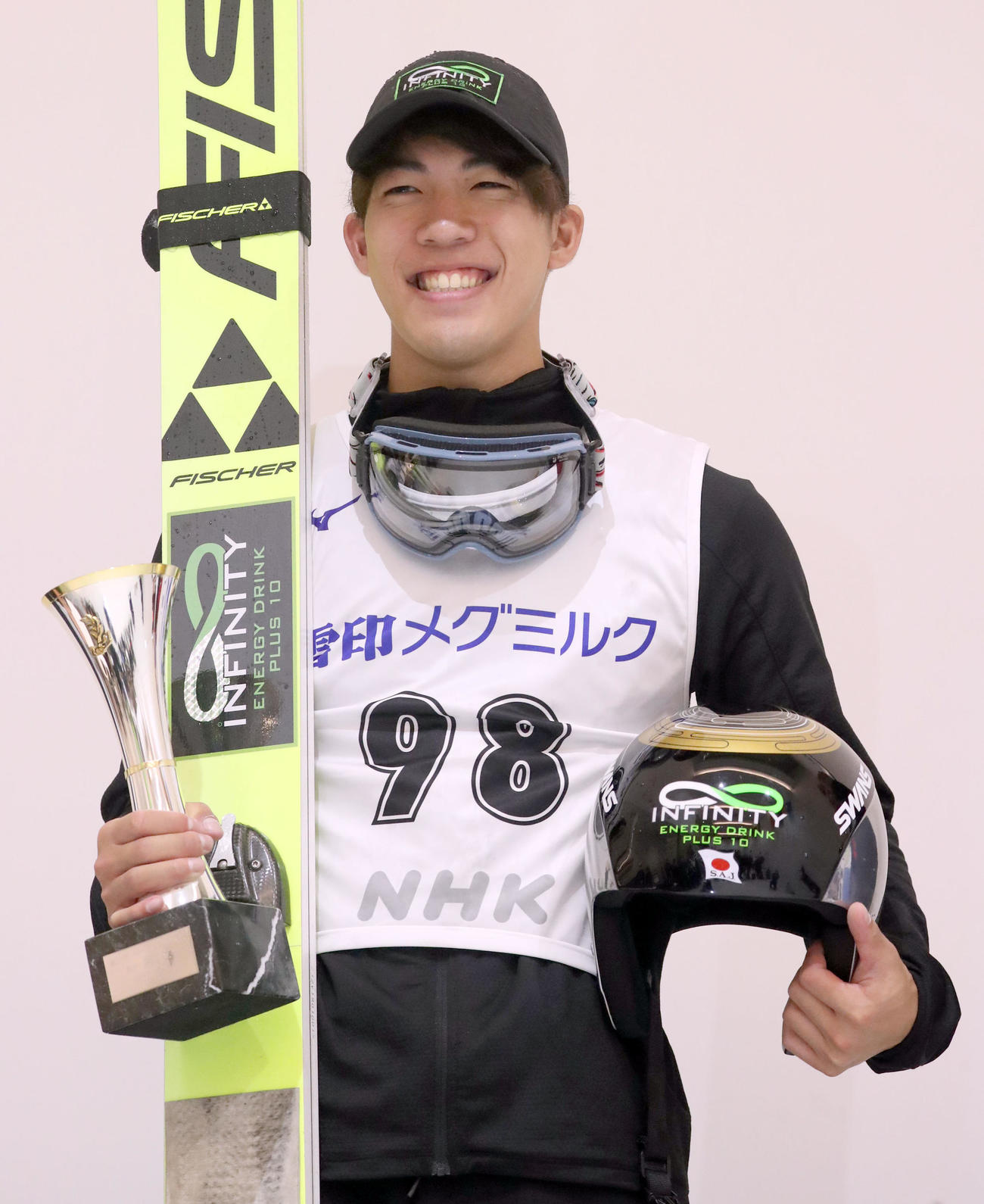 優勝し笑顔を見せる二階堂（撮影・佐藤翔太）