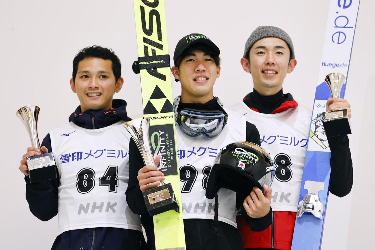 男子で優勝した二階堂蓮（中央）、2位の内藤智文（左）、3位の中村直幹
