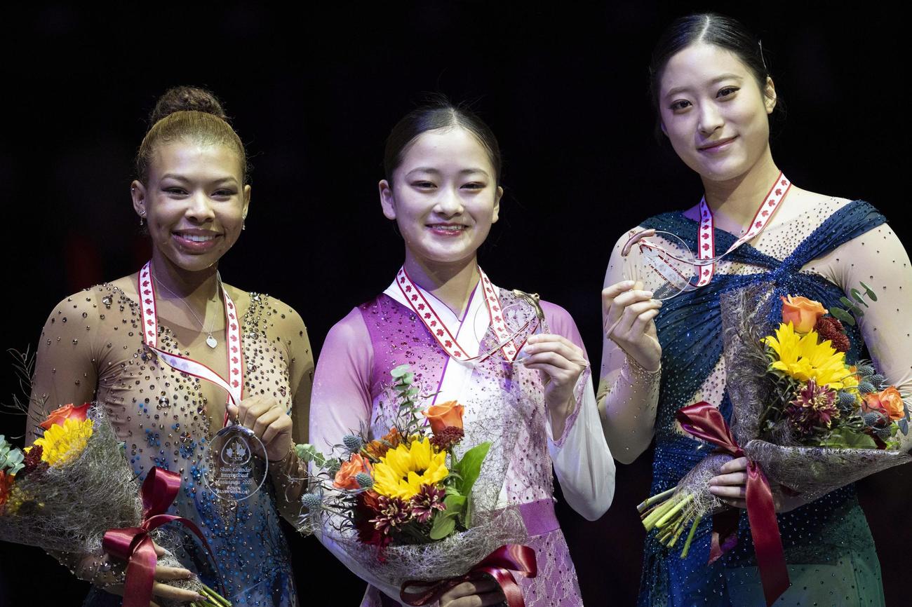 GP初出場優勝を果たしメダルを手に笑顔を見せる渡辺（中央）（カナディアンプレス提供・AP）