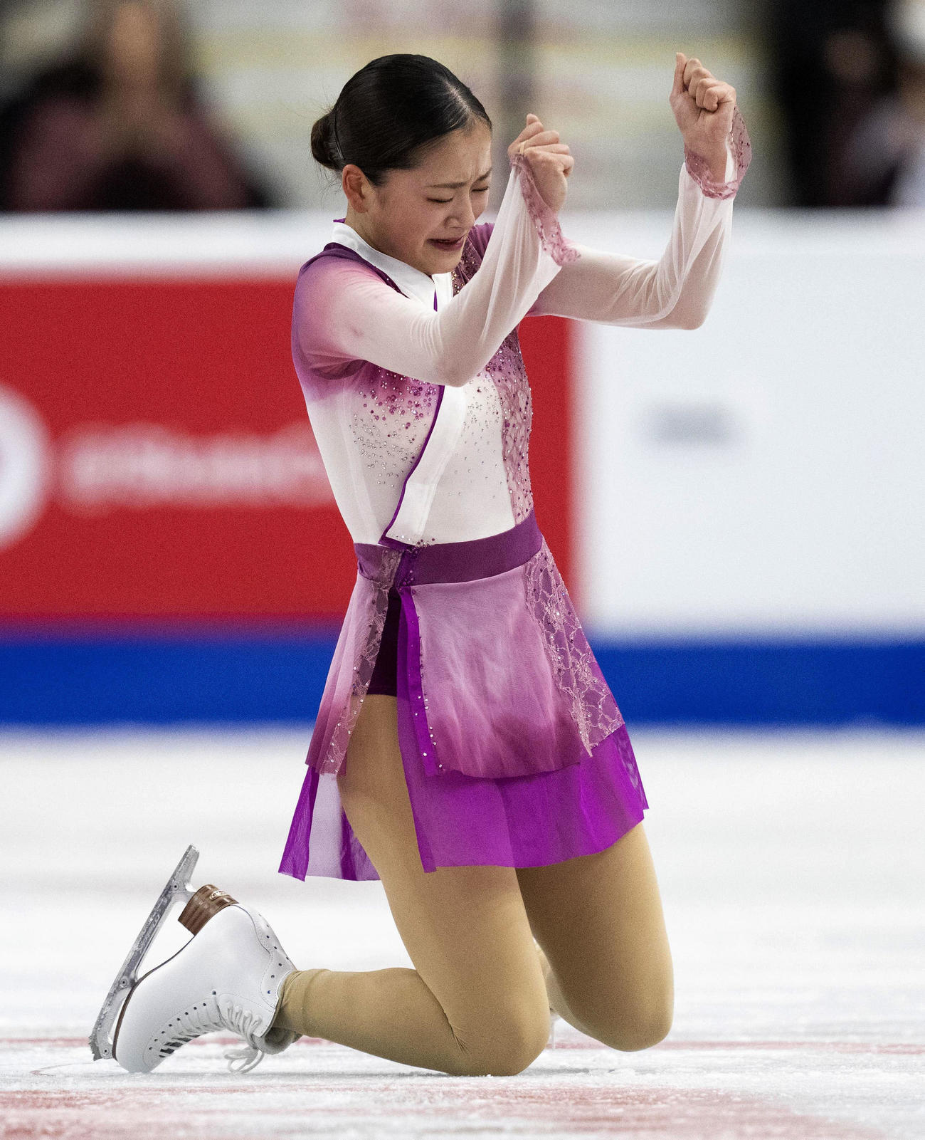 女子フリーの演技を終え、ガッツポーズする渡辺倫果（カナディアンプレス提供・AP）