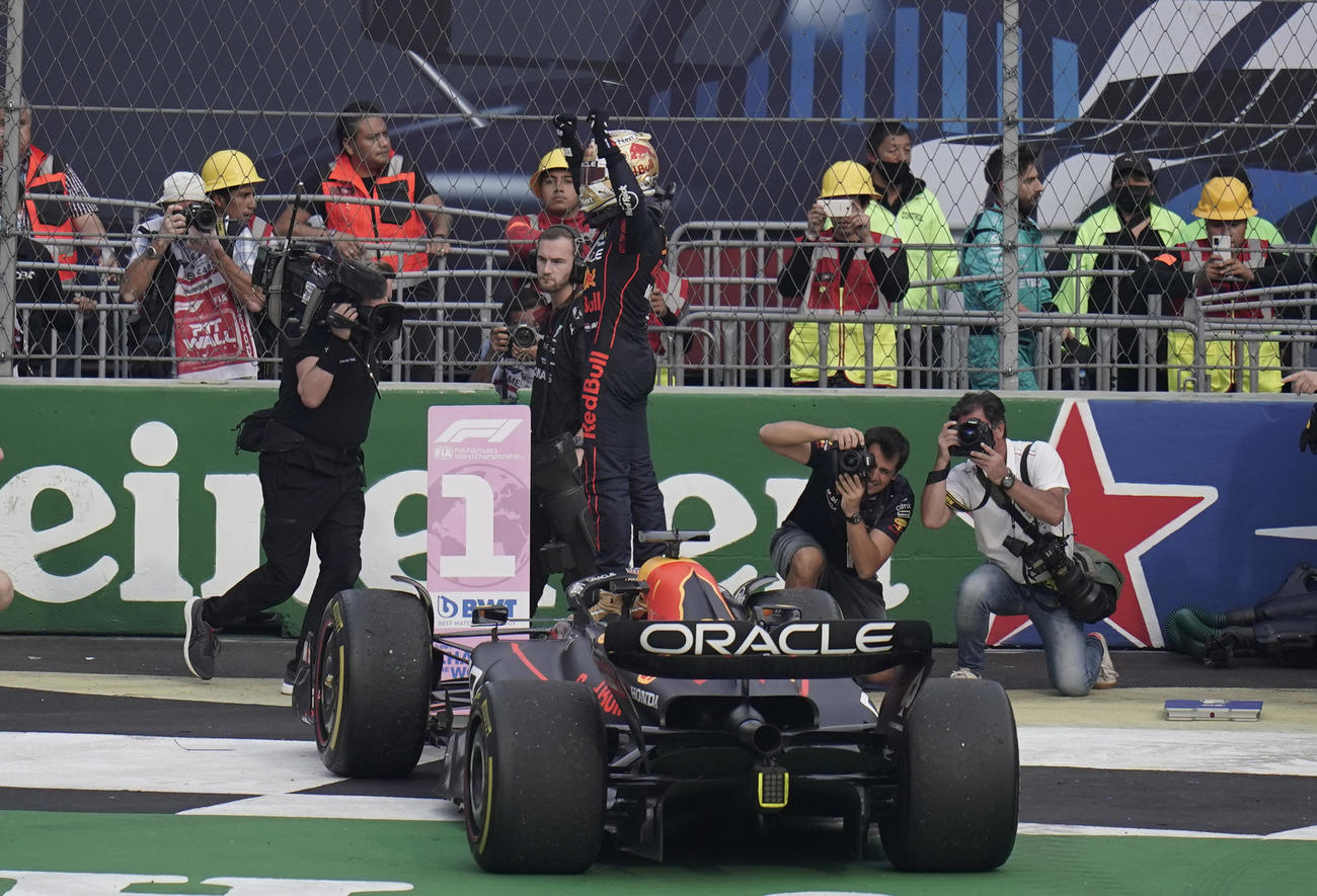 優勝を飾り喜ぶフェルスタッペン（AP）