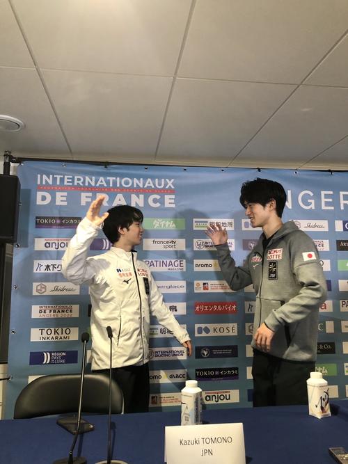 GP第3戦フランス杯男子SPを終えて会見場でハイタッチする山本(右)と友野