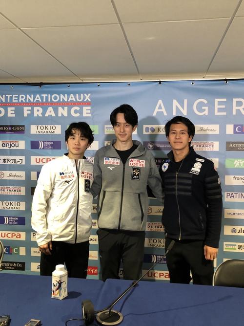 GP第3戦フランス杯男子SPを終えて会見場で写真に納まる首位の山本(中央)、2位の友野(左)、3位のシャオイムファ