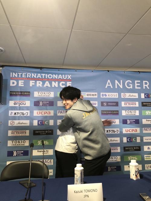 GP第3戦フランス杯男子SPを終えて会見場で抱き合う山本(右)と友野