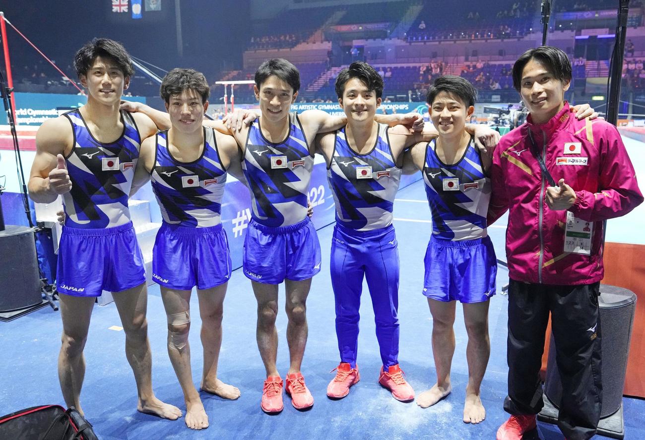 男子予選を終え笑顔の（左から）橋本大輝、土井陵輔、谷川航、神本雄也、谷川翔、萱和磨。1位で団体総合の決勝に進んだ（共同）