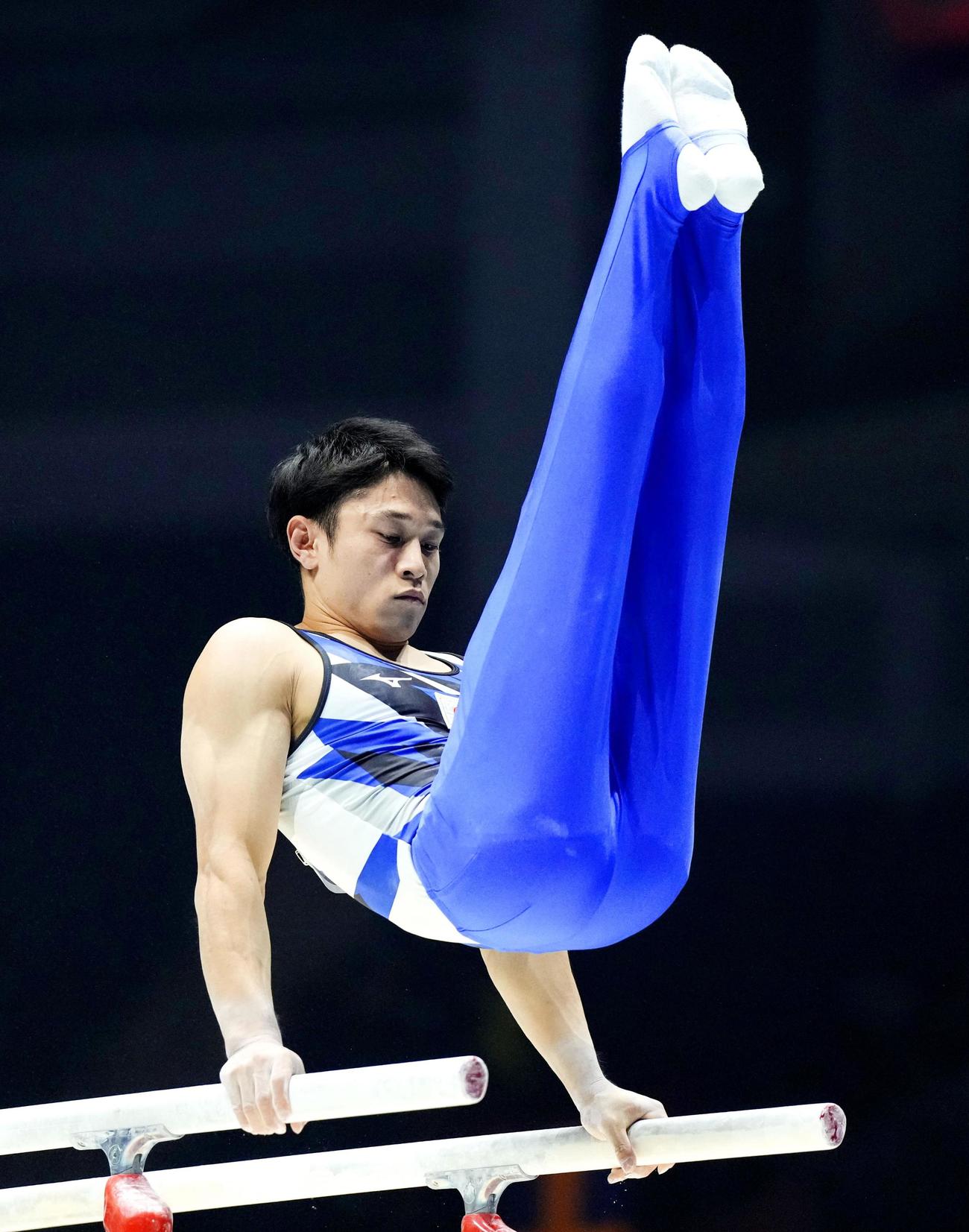 男子予選　谷川航の平行棒（共同）
