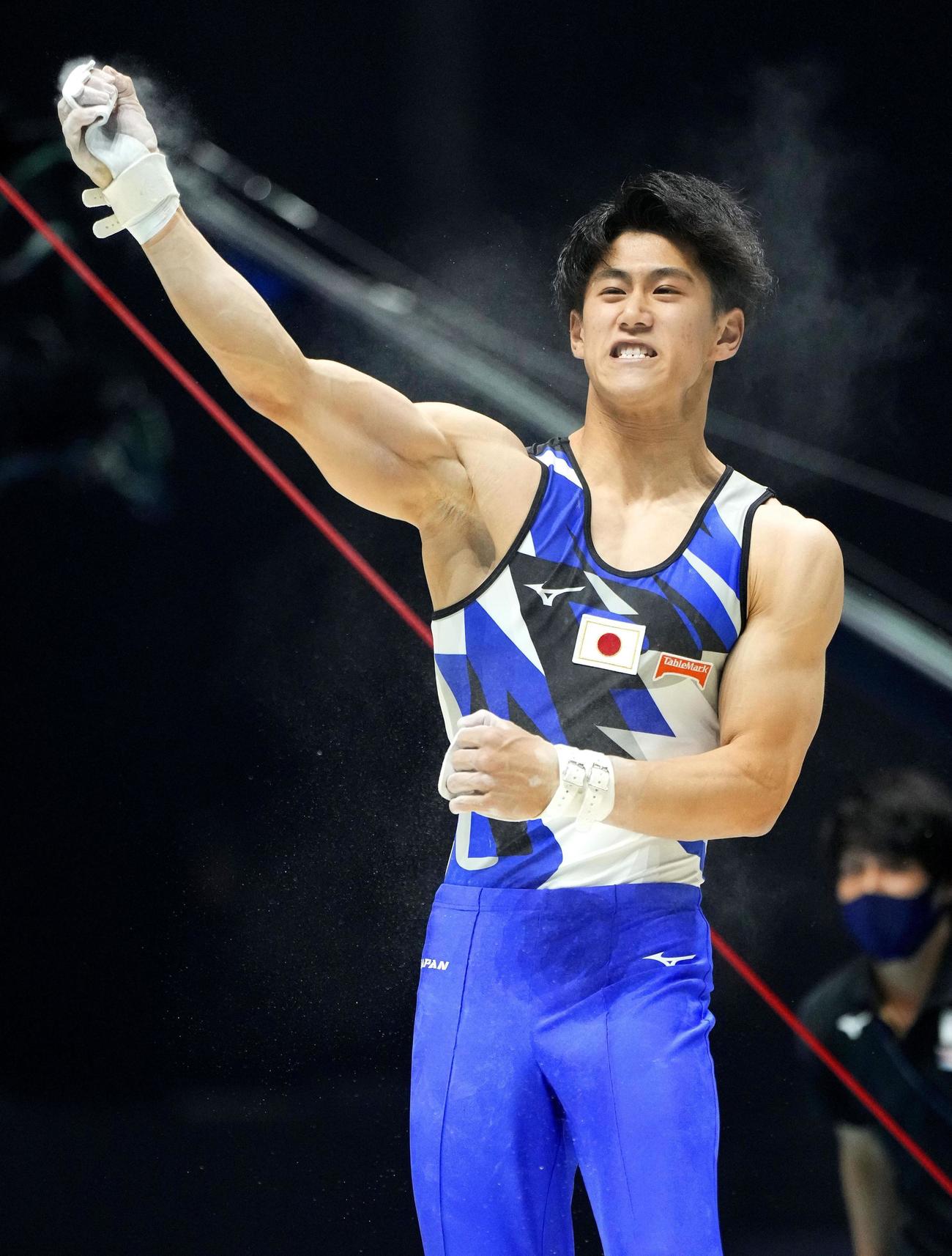 男子予選　鉄棒の演技を終え、雄たけびを上げる橋本大輝（共同）