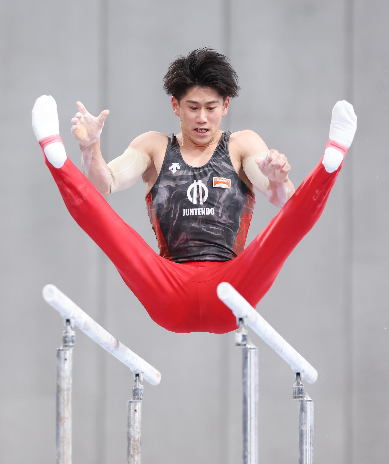 全日本種目別選手権男子予選、平行棒の演技をする橋本（2022年6月18日撮影）