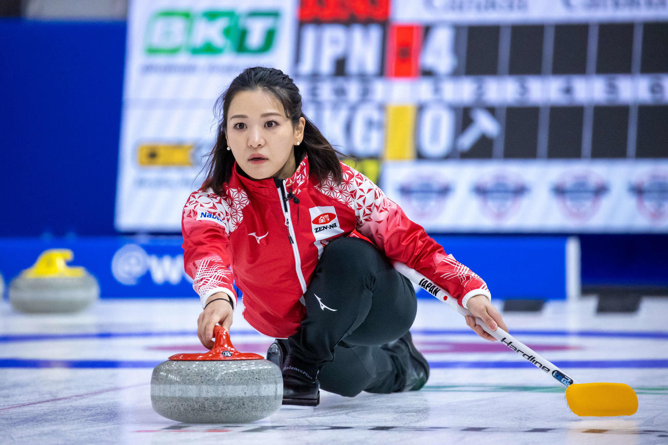 ストーンを投じるロコ・ソラーレのサード吉田知(c)WCF／Steve Seixeiro