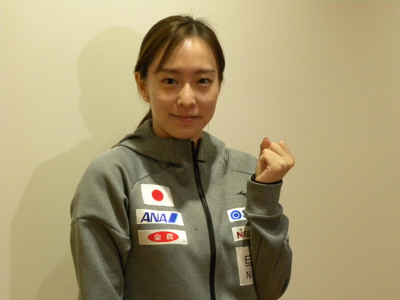 帰国した羽田空港で笑顔を見せる石川佳純（撮影・松本航）