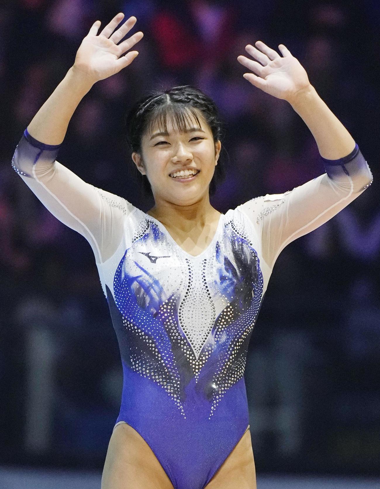 女子団体総合決勝　床運動の演技を終え、歓声に応える坂口彩夏（共同）