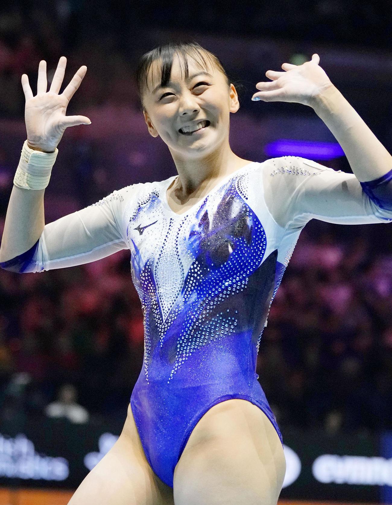 女子団体総合決勝　床運動の演技を終え、歓声に応える宮田笙子（共同）