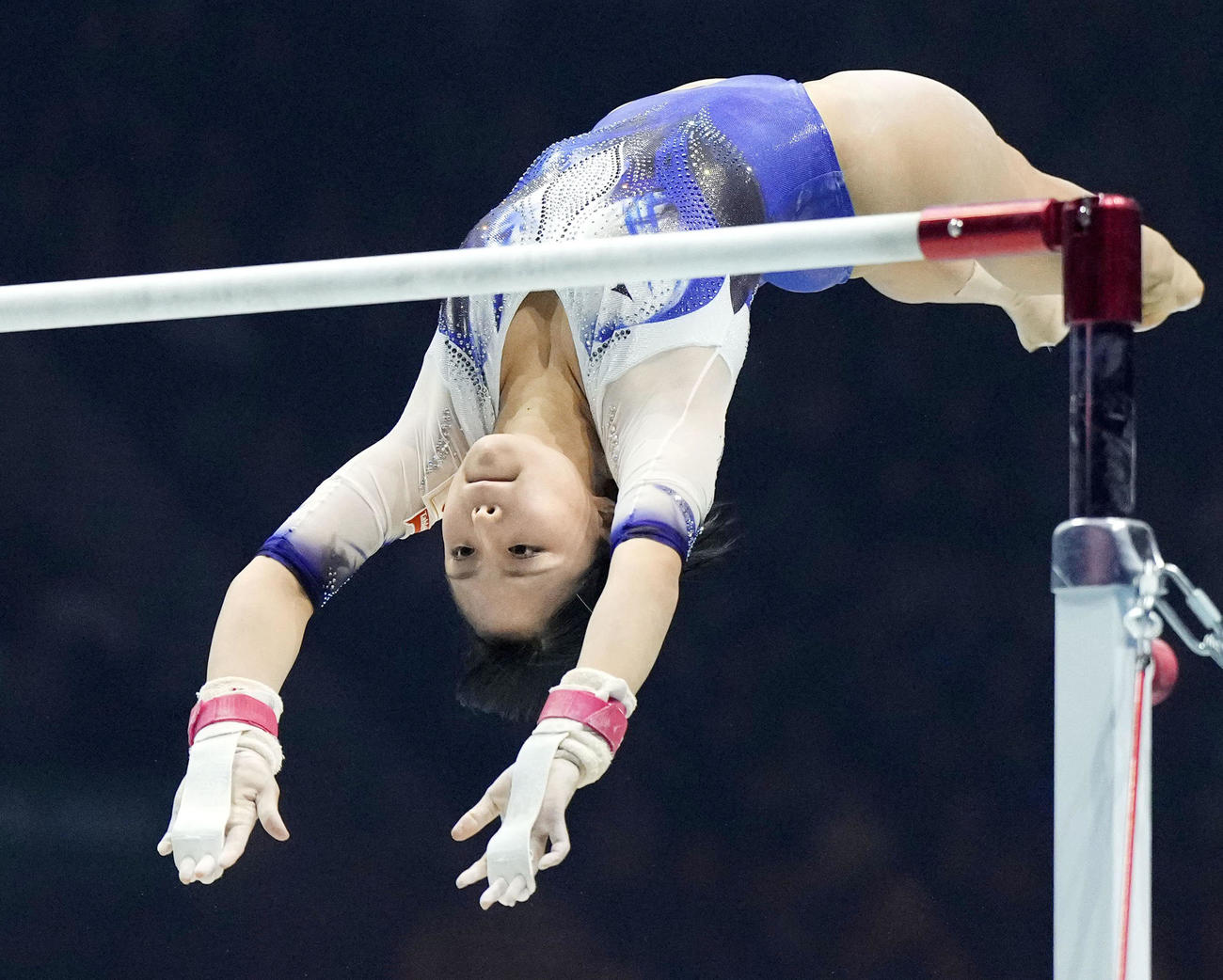 女子団体総合決勝　渡部葉月の段違い平行棒（共同）