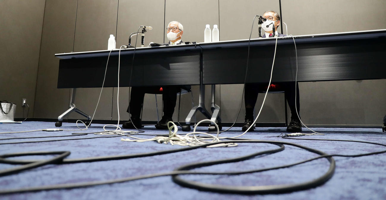 バドミントン協会の不祥事について、処分等の説明をする関根会長（左）と顧問弁護士の葉玉氏（2022年10月21日撮影）