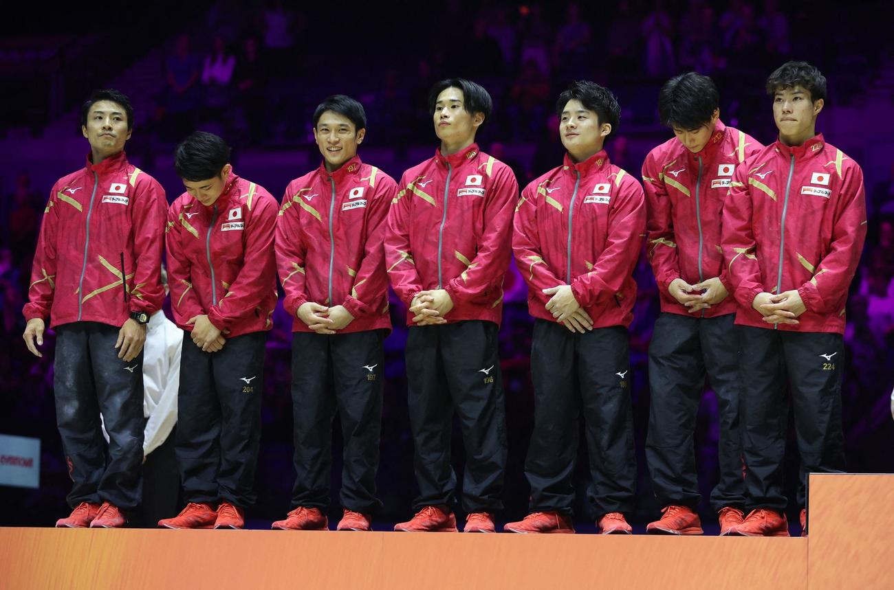 世界選手権兼2024年パリ五輪予選　男子団体総合決勝　銀メダルを獲得した日本男子選手ら（ロイター）